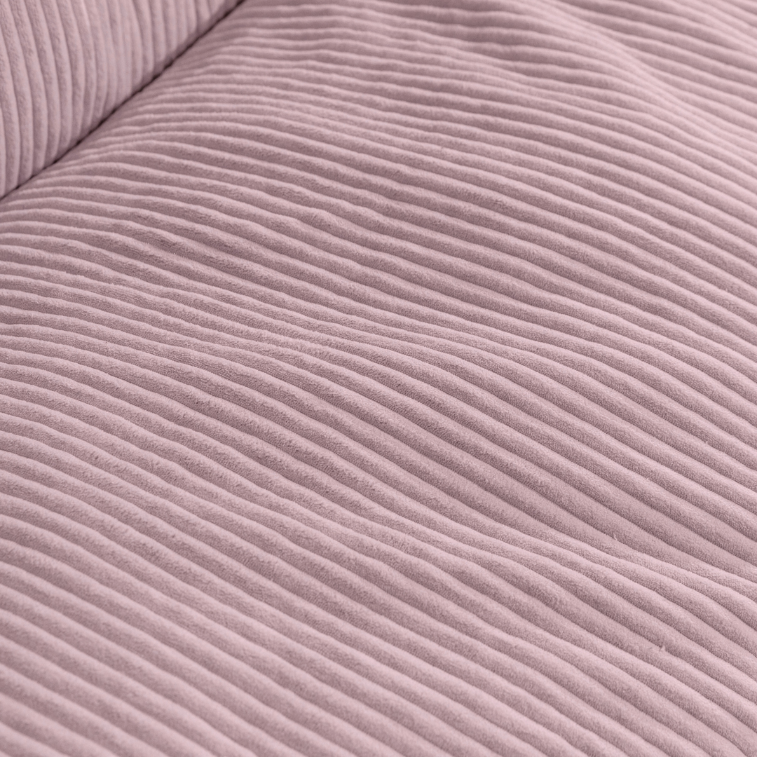 Détail du velours côtelé du pouf, texture rayée, violet clair